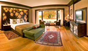 Voodi või voodid majutusasutuse The LaLit Grand Palace Srinagar toas