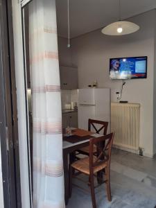 Kuchyň nebo kuchyňský kout v ubytování KAMARI APARTMENTS