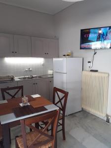 Kuchyň nebo kuchyňský kout v ubytování KAMARI APARTMENTS