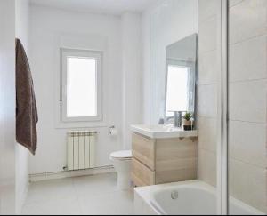 Ένα μπάνιο στο Apartamento Pamplona +13 φωτογραφίες