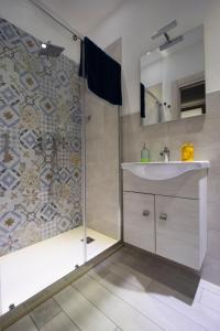 een badkamer met een douche en een wastafel bij La Casetta del Ronco1 Ortigia in Siracusa