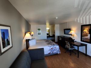 Postel nebo postele na pokoji v ubytování Red Roof Inn Houston - Jersey Village