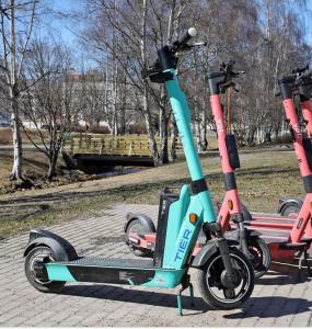 um grupo de scooters estacionado ao lado de um parque em Mukava kaksio em Oulu