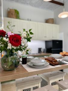 una cucina con tavolo e vaso di fiori di Villa Doreta a Roda