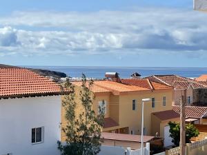 - une vue sur les toits des bâtiments et l'océan dans l'établissement Villa Neila, Fuerteventura, à Tarajalejo