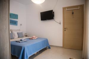 Postel nebo postele na pokoji v ubytování Grey Theros Apartments