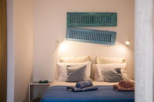 Postel nebo postele na pokoji v ubytování Grey Theros Apartments
