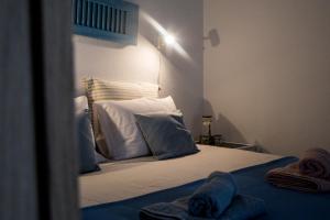 Postel nebo postele na pokoji v ubytování Grey Theros Apartments