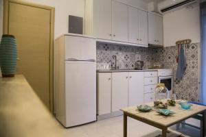 Kuchyň nebo kuchyňský kout v ubytování Grey Theros Apartments