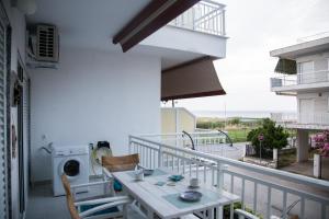 Balkón nebo terasa v ubytování Grey Theros Apartments