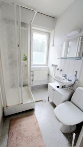 uma casa de banho com um chuveiro, um WC e um lavatório. em Mukava kaksio em Oulu