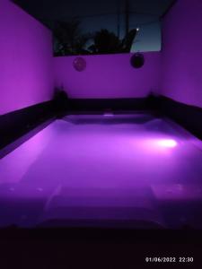 Habitación púrpura con bañera con luz púrpura. en Villa egipto con jacuzzi y piscina climatizada, en Chiclana de la Frontera