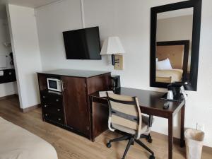 TV a/nebo společenská místnost v ubytování Red Roof Inn Houston - Jersey Village