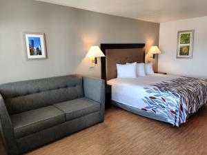 Postel nebo postele na pokoji v ubytování Red Roof Inn Houston - Jersey Village