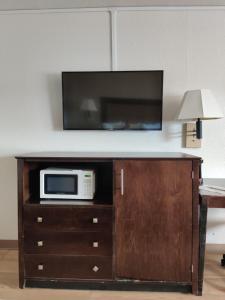 TV a/nebo společenská místnost v ubytování Red Roof Inn Houston - Jersey Village