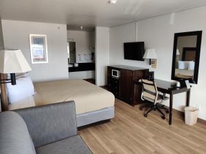TV a/nebo společenská místnost v ubytování Red Roof Inn Houston - Jersey Village