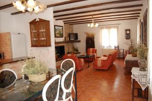 sala de estar con sillas rojas y chimenea en Casa Rural Los Nogales, en Bogarra