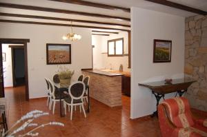 a dining room and kitchen with a table and chairs at Casa Rural Los Nogales in Bogarra