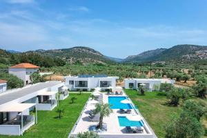 una vista aérea de una villa con piscina en Encanto Village -Apartments en Potos