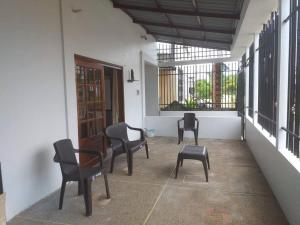 a room with chairs and a table and windows at Hermoso y cómodo apartamento en Leticia in Leticia