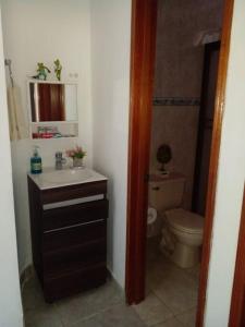 a bathroom with a sink and a toilet at Hermoso y cómodo apartamento en Leticia in Leticia