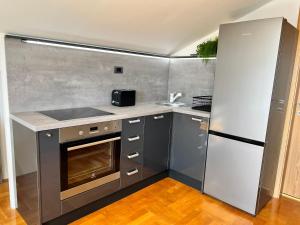 uma cozinha com um fogão e um frigorífico em Prova apartment - Zadar - Sea view em Zadar