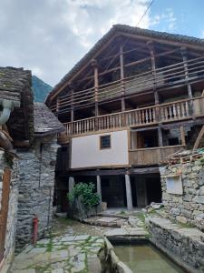 Elle offre une vue sur l'extérieur d'une maison dotée d'un balcon. dans l'établissement Ca' Scocc, antica casa di montagna in Valsesia, à Mollia