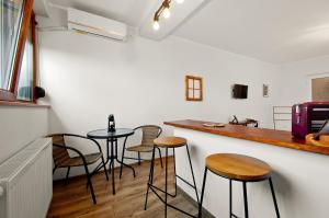 Nhà bếp/bếp nhỏ tại Wood&Steel Apartment +8 ảnh