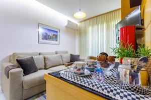 uma sala de estar com um sofá e uma mesa em Premier Residence em Brasília