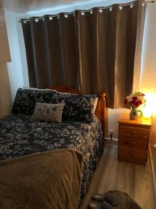 1 dormitorio con 1 cama y 1 mesa con lámpara en Dream Ensuite Rooms en Birmingham