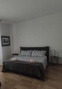 ein Schlafzimmer mit einem großen Bett mit zwei Tischen in der Unterkunft Andaleppo in Mestre