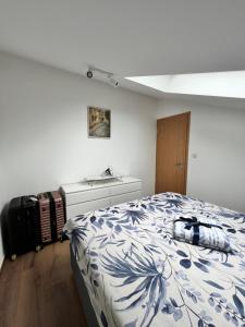 um quarto com uma cama com um edredão azul e branco em Prova apartment - Zadar - Sea view em Zadar