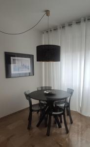 - une table à manger et des chaises noires dans la chambre dans l'établissement Andaleppo, à Mestre