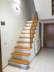 Una escalera con escalones de madera en una casa en Vecchia Paradiso - A un passo dal Mare en Messina