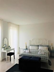 a bedroom with a bed and a desk and a mirror at Vecchia Paradiso - A un passo dal Mare in Messina