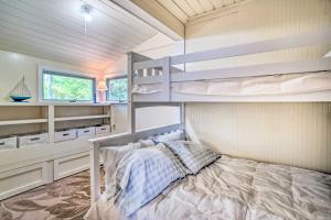 Voodi või voodid majutusasutuse Peaceful Long Pond Cottage with Dock and Views toas +25 fotot