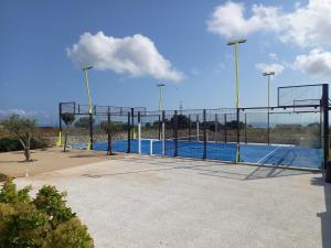 Tenis alebo squash v ubytovaní Villa Arillà con piscina e padel alebo jeho okolí
