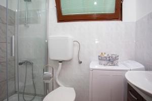 biała łazienka z toaletą i prysznicem w obiekcie Holiday house Nono w mieście Labin
