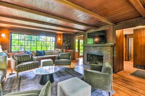 sala de estar con muebles y chimenea en Peaceful and Elegant Cottage with Riverside View, en Oregon City