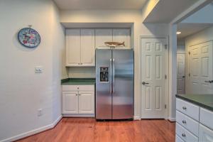 Una cocina o cocineta en Spacious Millville Townhome Less Than 4 Mi to Beach!