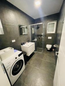 La salle de bains est pourvue d'un lave-linge et d'un lavabo. dans l'établissement Luxury Apartment SWANY, à Crikvenica