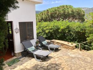 un par de sillas sentadas en un patio en Cala Canyelles Holidays Apartments, en Lloret de Mar