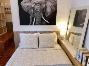 リョレート・デ・マルにあるCala Canyelles Holidays Apartmentsのベッドルーム1室(ベッドの上に象の写真付)