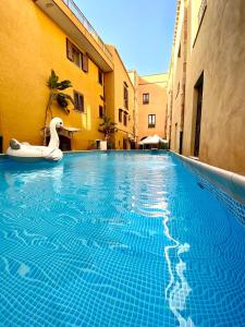 una piscina con un flotador en medio de un edificio en La Magione en Palermo