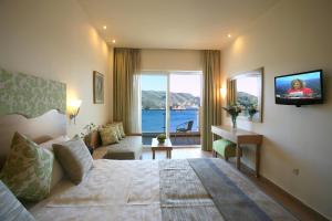 Akrotiri Beach Resort Hotel - Adult Friendly的电视和/或娱乐中心