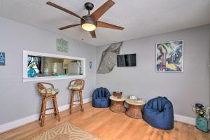 ein Wohnzimmer mit 2 Hockern und einem Deckenventilator in der Unterkunft Walk to Beach Breezy Galveston Apt with Deck! in Galveston
