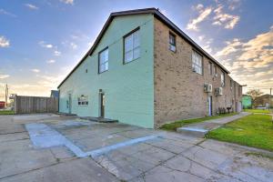 ein großes Backsteingebäude mit grünem in der Unterkunft Walk to Beach Breezy Galveston Apt with Deck! in Galveston