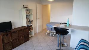 Mały pokój z kuchnią ze stołem i biurkiem w obiekcie Studio Mas du Tanit Olympe w mieście Antibes