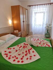 Postel nebo postele na pokoji v ubytování Apartmani Milenko Lubenice