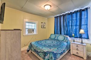 um quarto com uma cama e uma televisão em Beautiful Galveston Apt with Deck Less Than 3 Mi to Dtwn! em Galveston